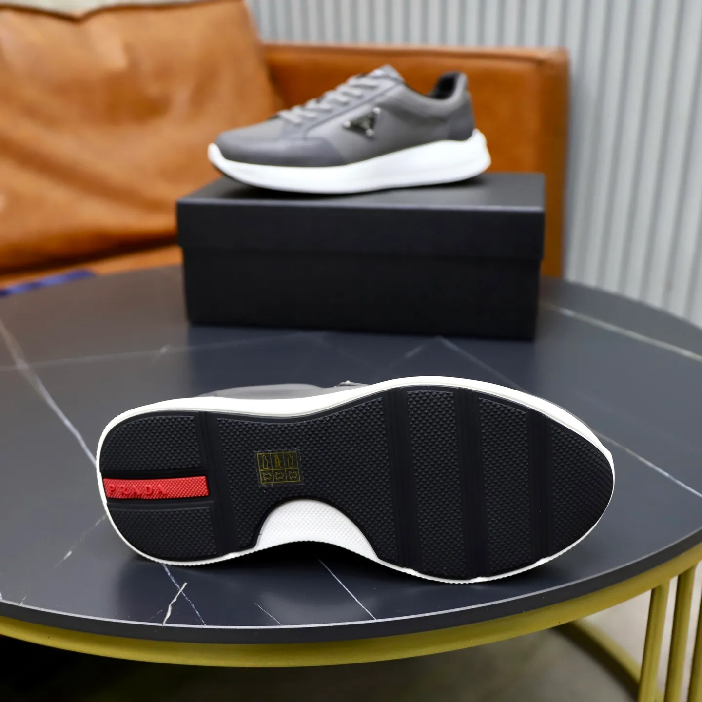 Factory price: 740💰Top original order Brand: PRADA (Prada) Standard code: Men's size 38/44 (45 can be customized) Grade: Same as the official website Material: Original cowhide stitching imported cowhide lining Original combination two-color wear-resistant soft outsole Style category: Leisure and sports version Young fashion European and American trend British style Color: Real picture color